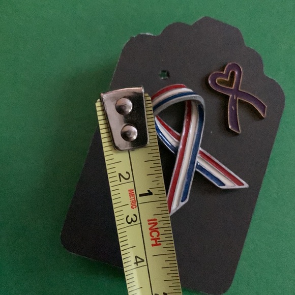 Set of 2 vintage metal and enamel pins - Picture 2 of 4